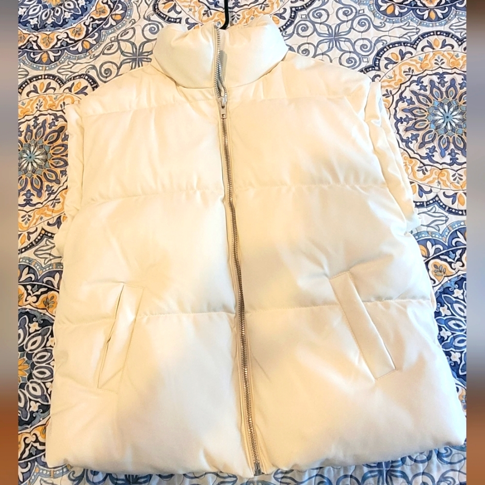 NWT Forever21 Ivory laux leather puffer vest